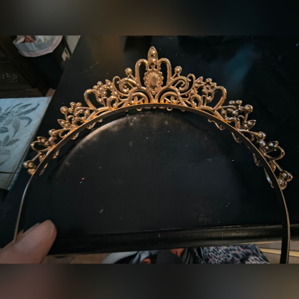 3/20$*Elegant Gold Tiara - Picture 4 of 8